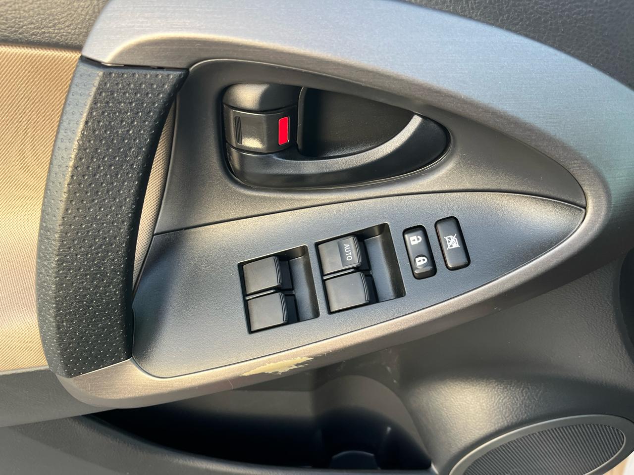 Toyota RAV4 Base V6 2WD 2012