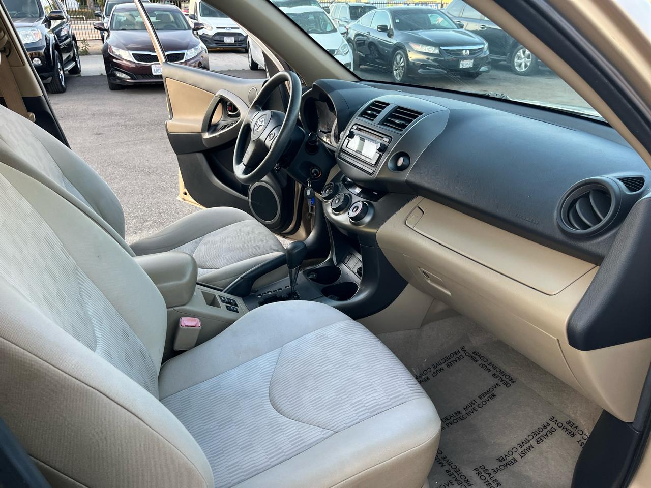 Toyota RAV4 Base V6 2WD 2012