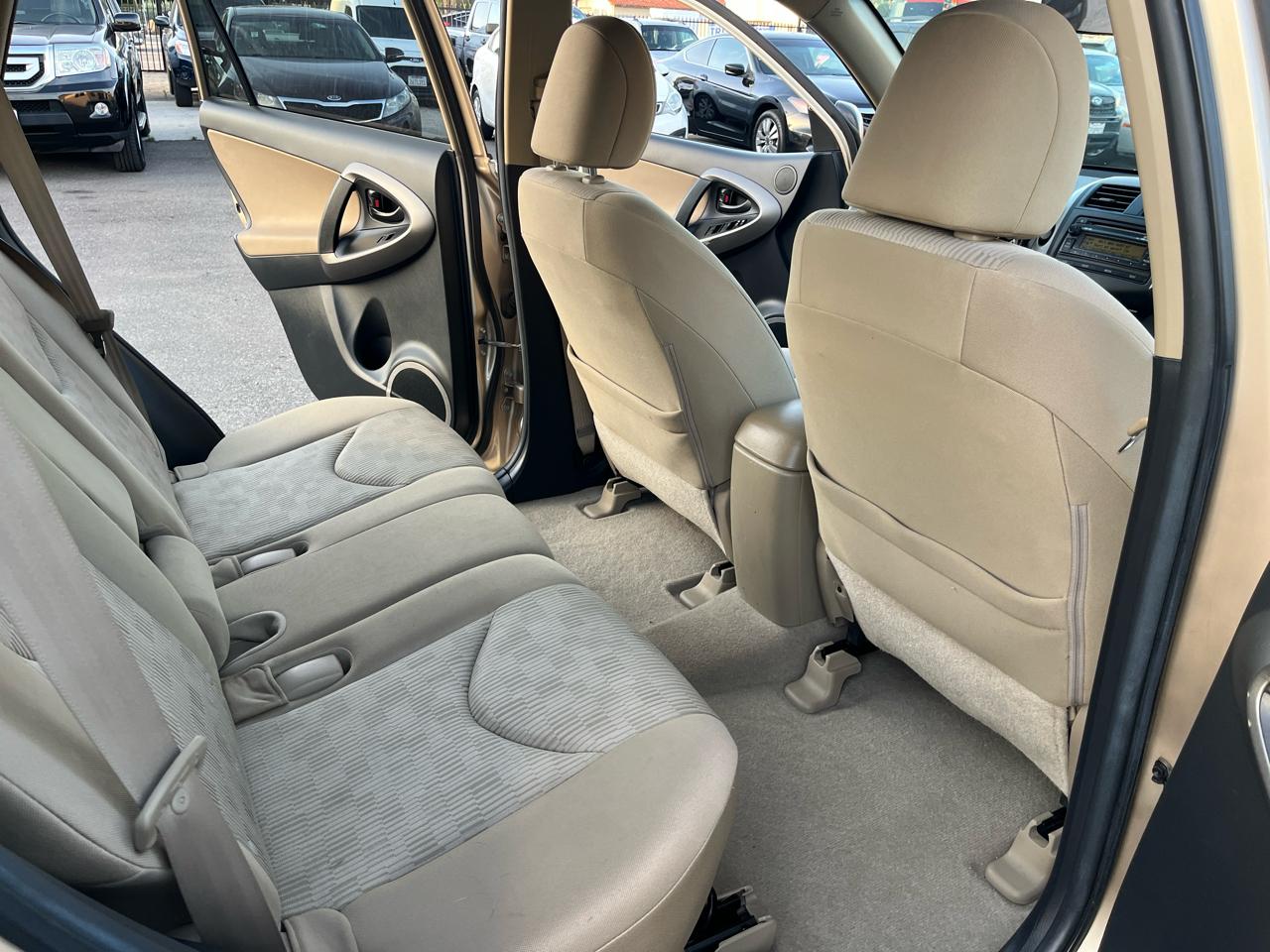 Toyota RAV4 Base V6 2WD 2012