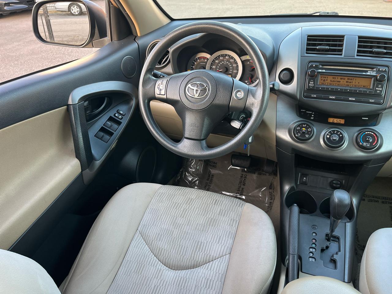 Toyota RAV4 Base V6 2WD 2012