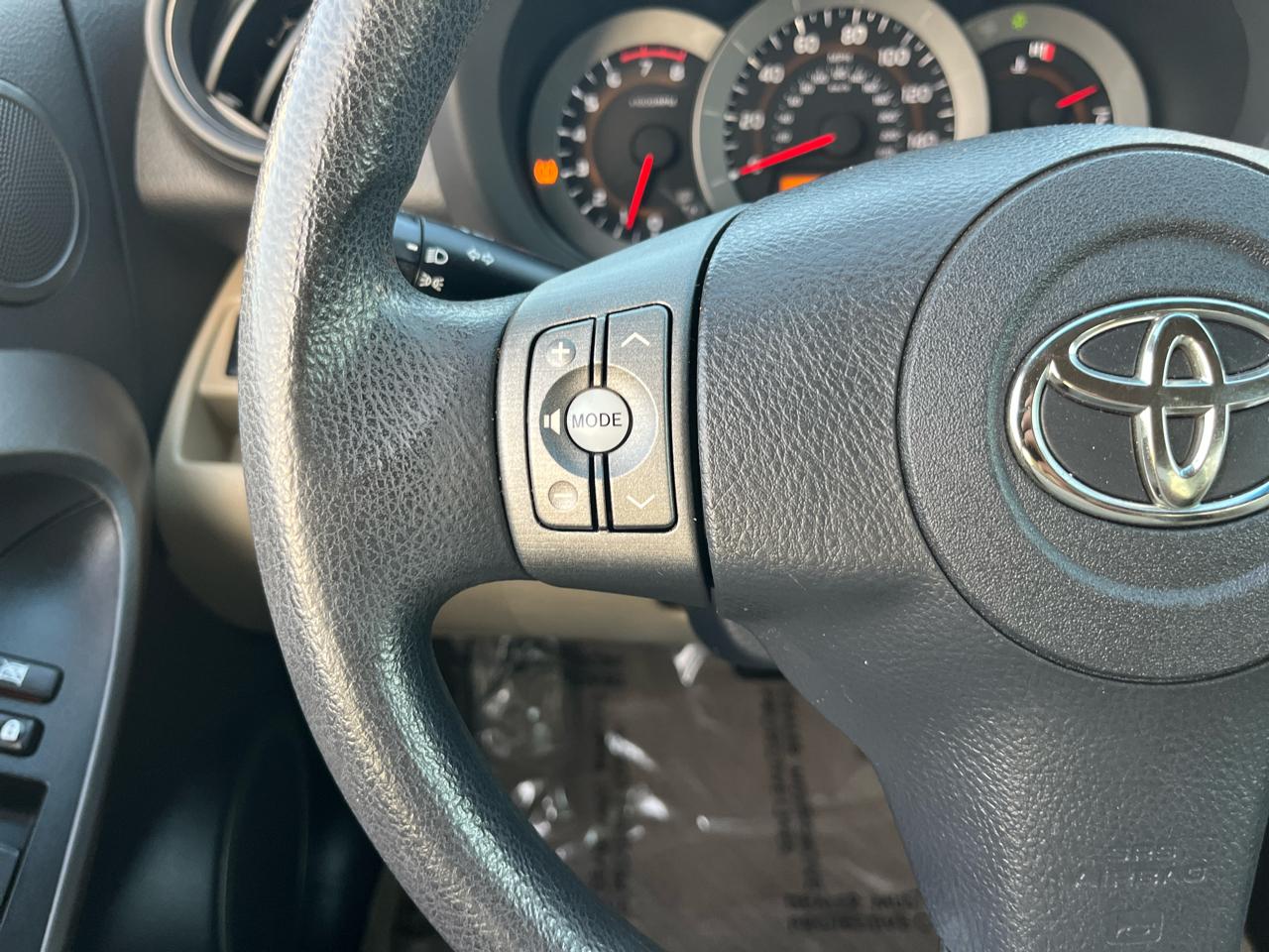 Toyota RAV4 Base V6 2WD 2012