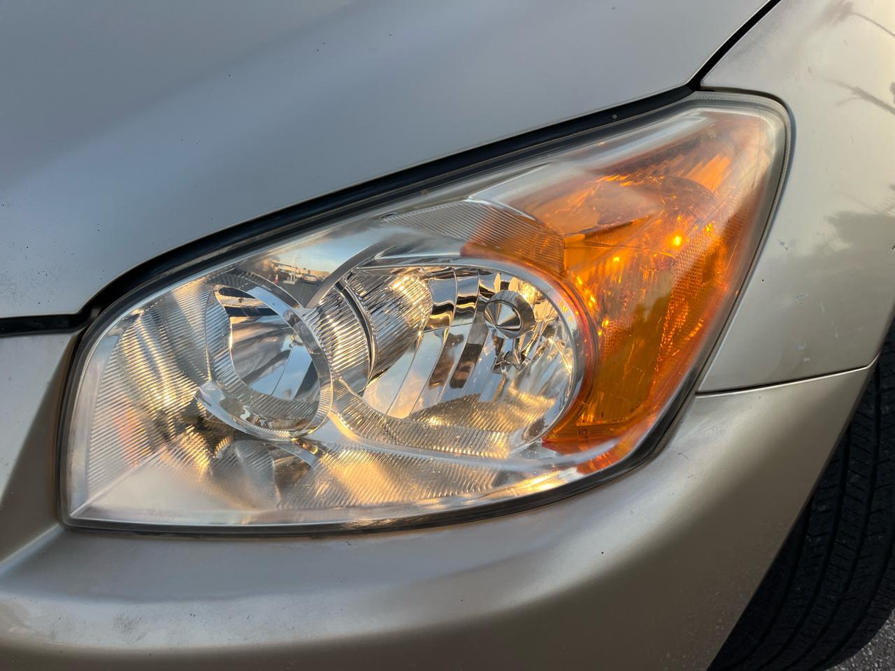 Toyota RAV4 Base V6 2WD 2012