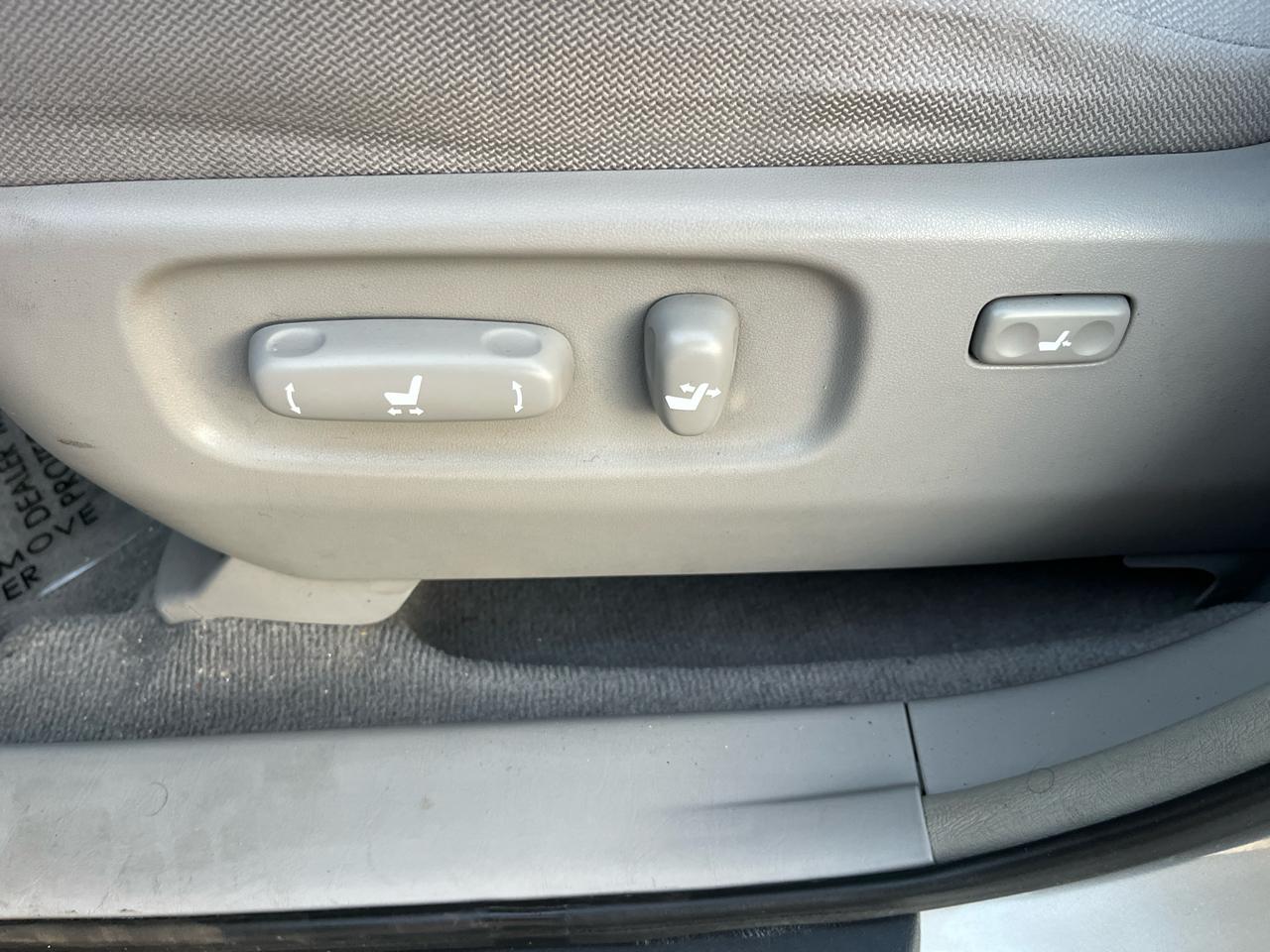 Toyota Highlander Limited V6 2WD 2006