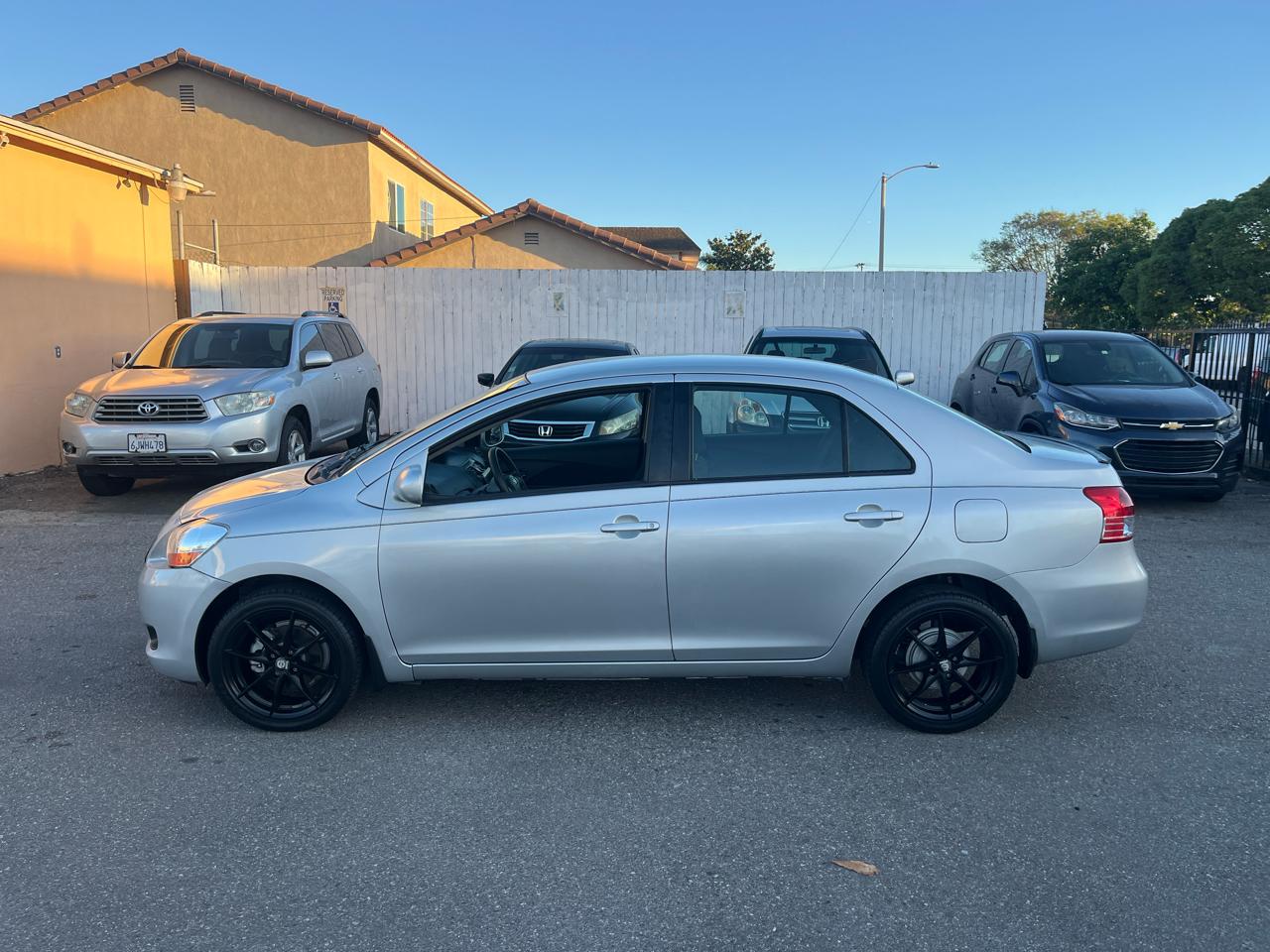 Toyota Yaris Sedan 4-Speed AT 2010