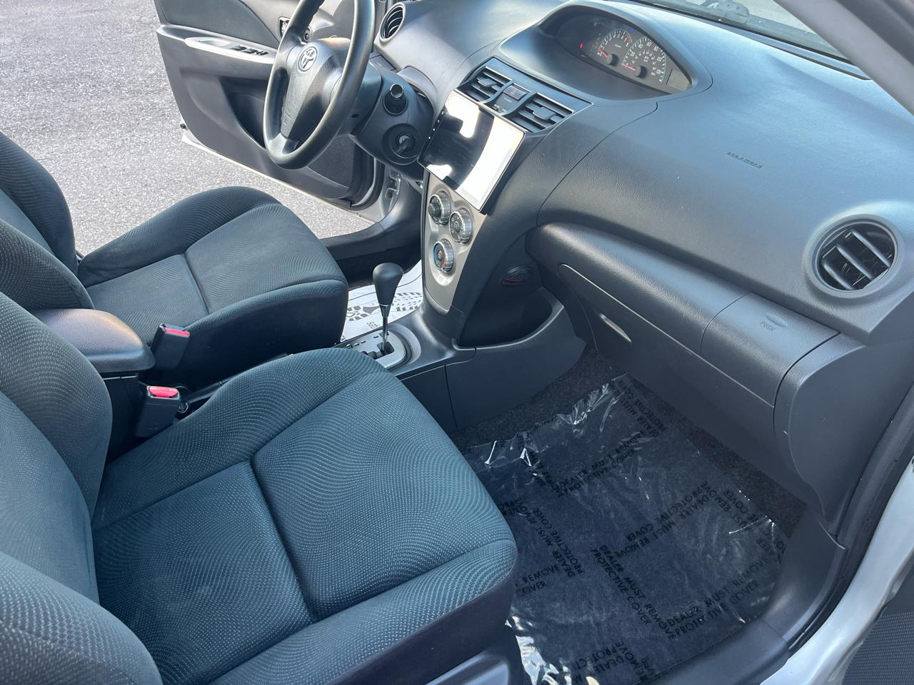 Toyota Yaris Sedan 4-Speed AT 2010