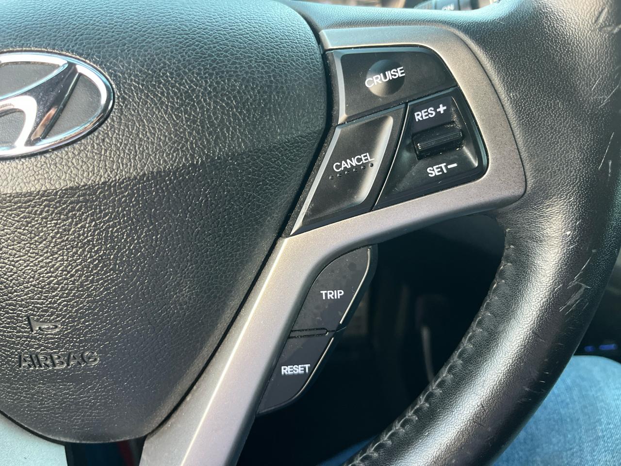 Hyundai Veloster Base 2013