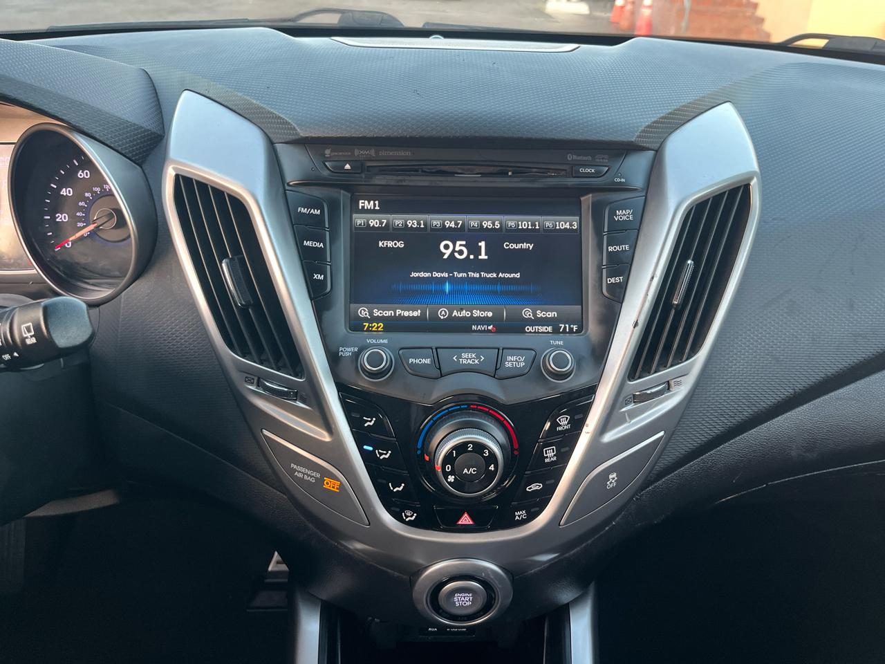 Hyundai Veloster Base 2013