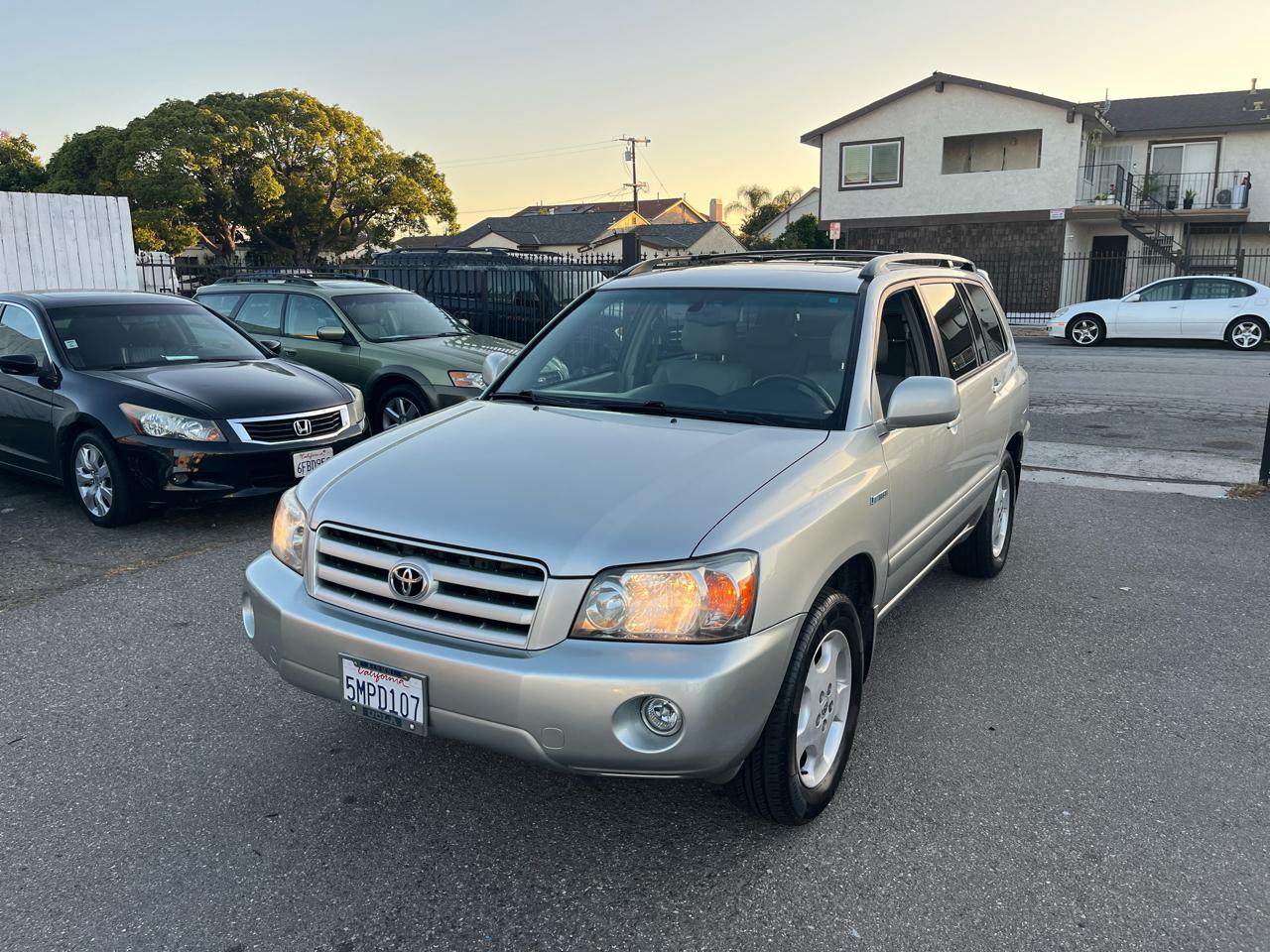Toyota Highlander V6 2WD with 3rd-Row Seat 2005