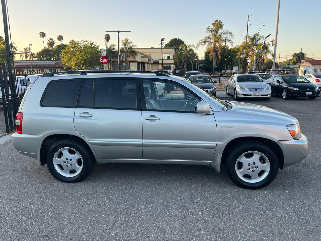 Toyota Highlander V6 2WD with 3rd-Row Seat 2005