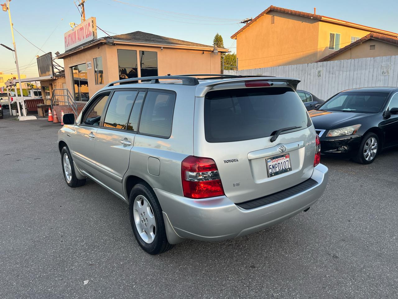 Toyota Highlander V6 2WD with 3rd-Row Seat 2005