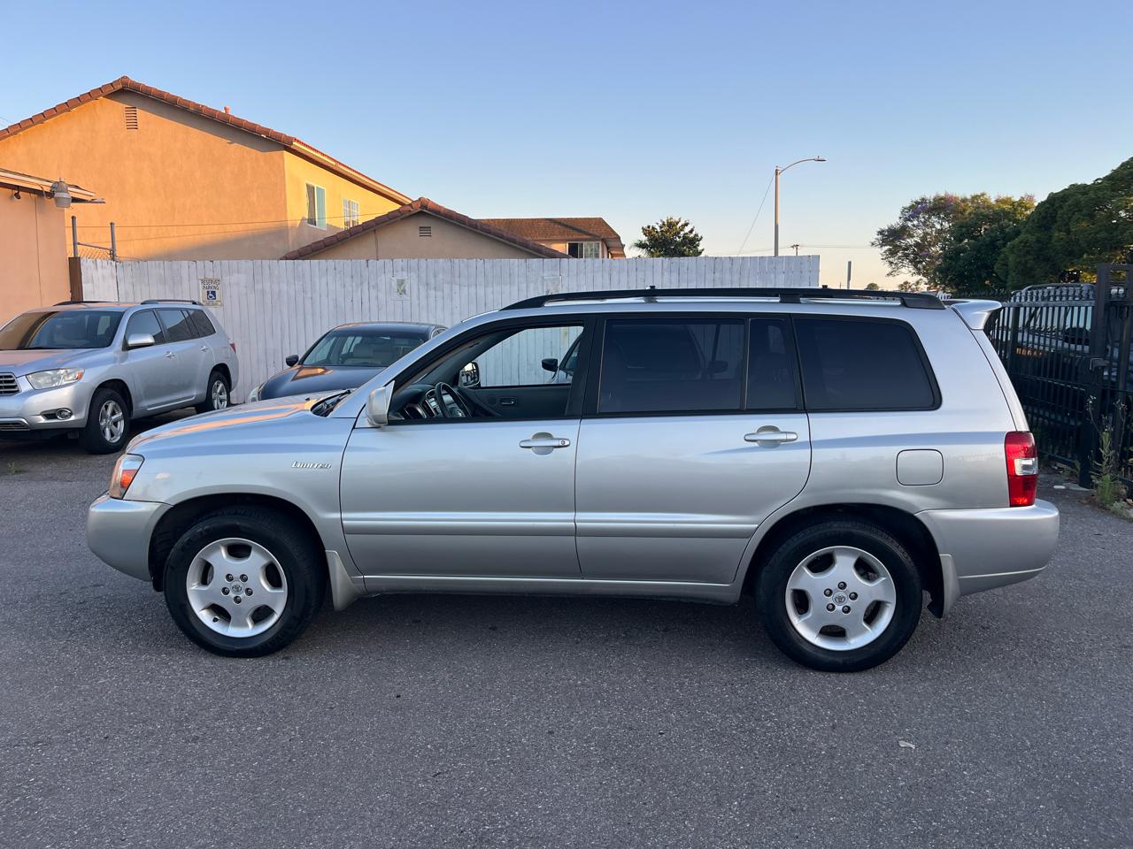 Toyota Highlander V6 2WD with 3rd-Row Seat 2005