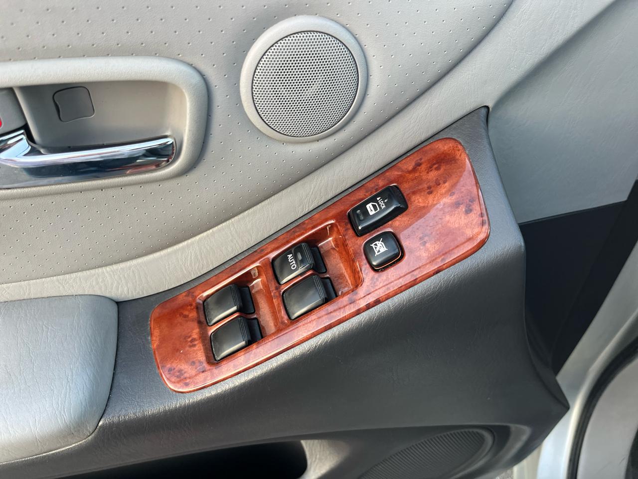 Toyota Highlander V6 2WD with 3rd-Row Seat 2005