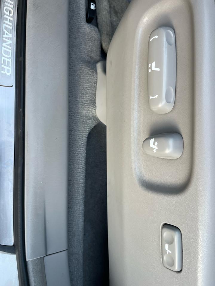 Toyota Highlander V6 2WD with 3rd-Row Seat 2005