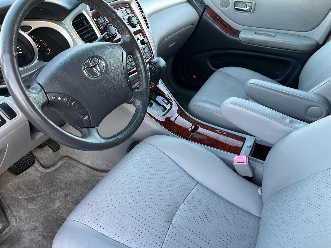 Toyota Highlander V6 2WD with 3rd-Row Seat 2005