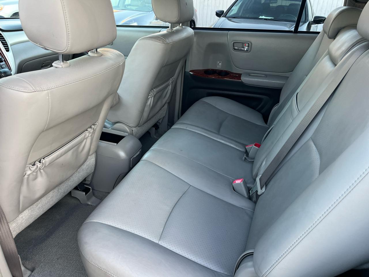 Toyota Highlander V6 2WD with 3rd-Row Seat 2005