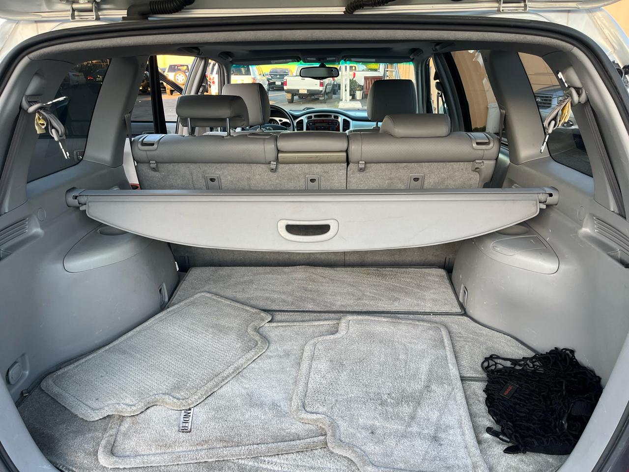Toyota Highlander V6 2WD with 3rd-Row Seat 2005