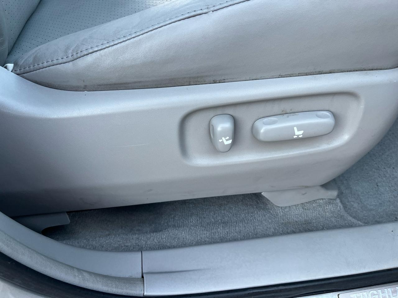Toyota Highlander V6 2WD with 3rd-Row Seat 2005