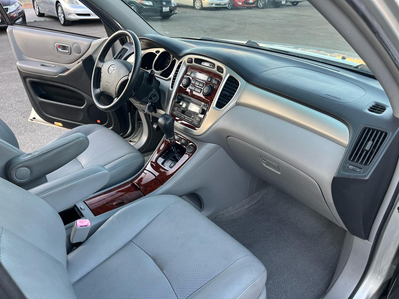 Toyota Highlander V6 2WD with 3rd-Row Seat 2005