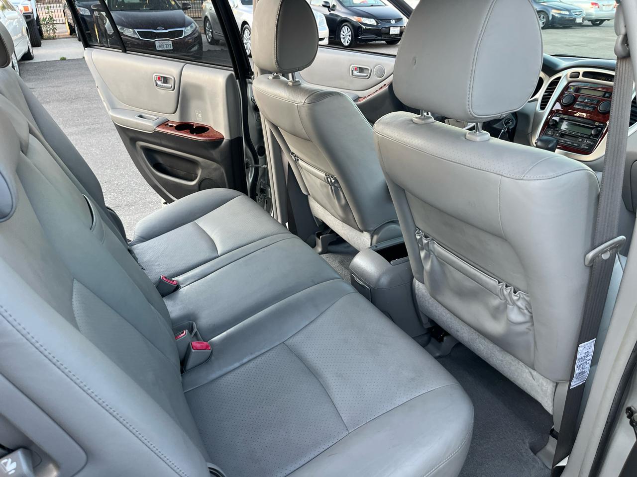 Toyota Highlander V6 2WD with 3rd-Row Seat 2005
