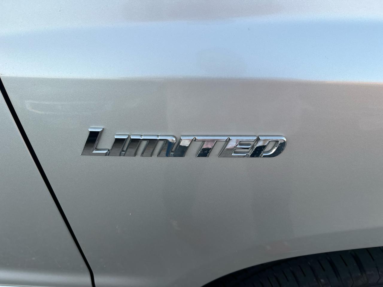Toyota Highlander V6 2WD with 3rd-Row Seat 2005
