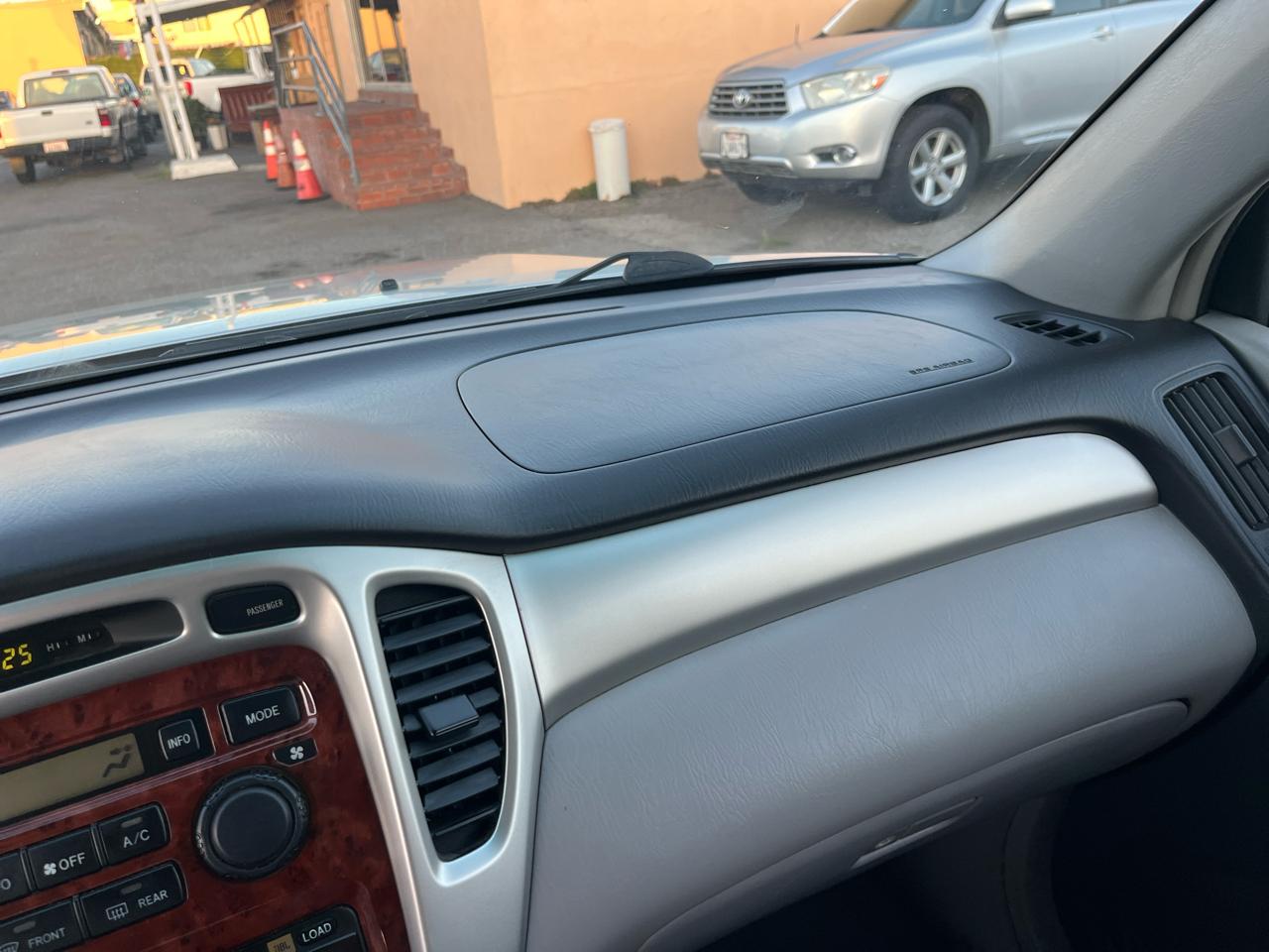 Toyota Highlander V6 2WD with 3rd-Row Seat 2005