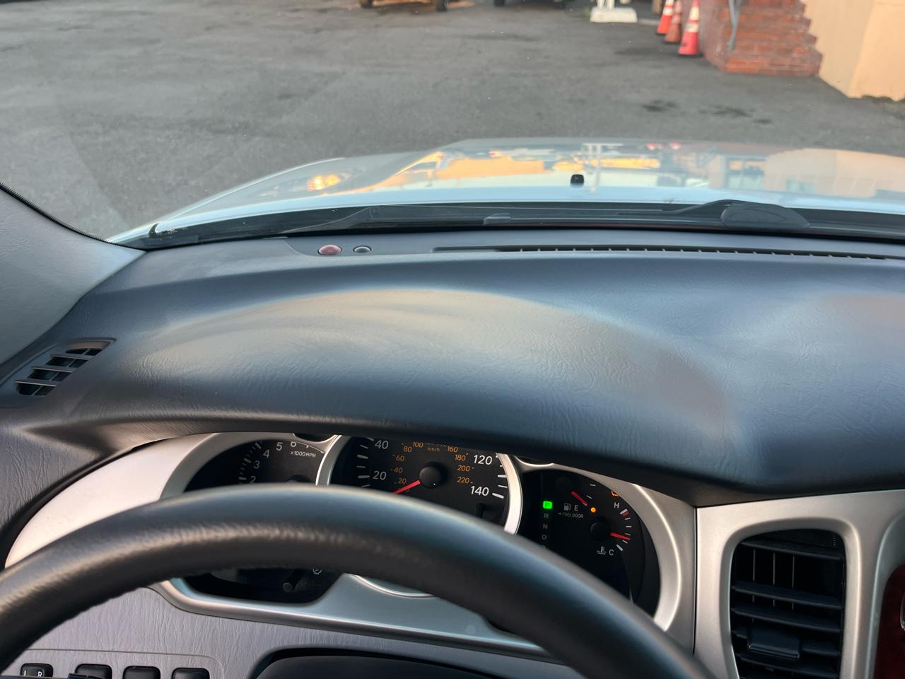 Toyota Highlander V6 2WD with 3rd-Row Seat 2005
