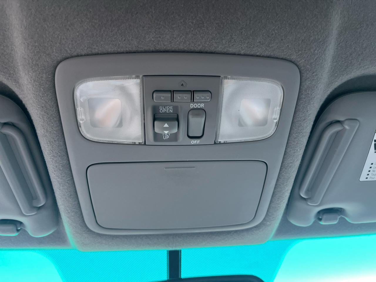 Toyota Highlander V6 2WD with 3rd-Row Seat 2005