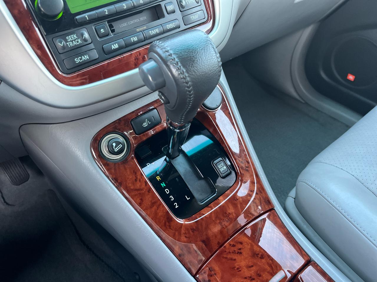 Toyota Highlander V6 2WD with 3rd-Row Seat 2005