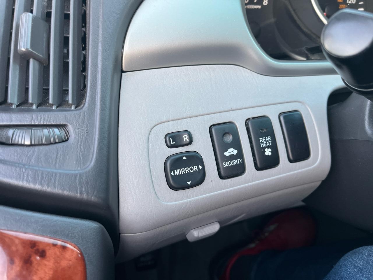 Toyota Highlander V6 2WD with 3rd-Row Seat 2005