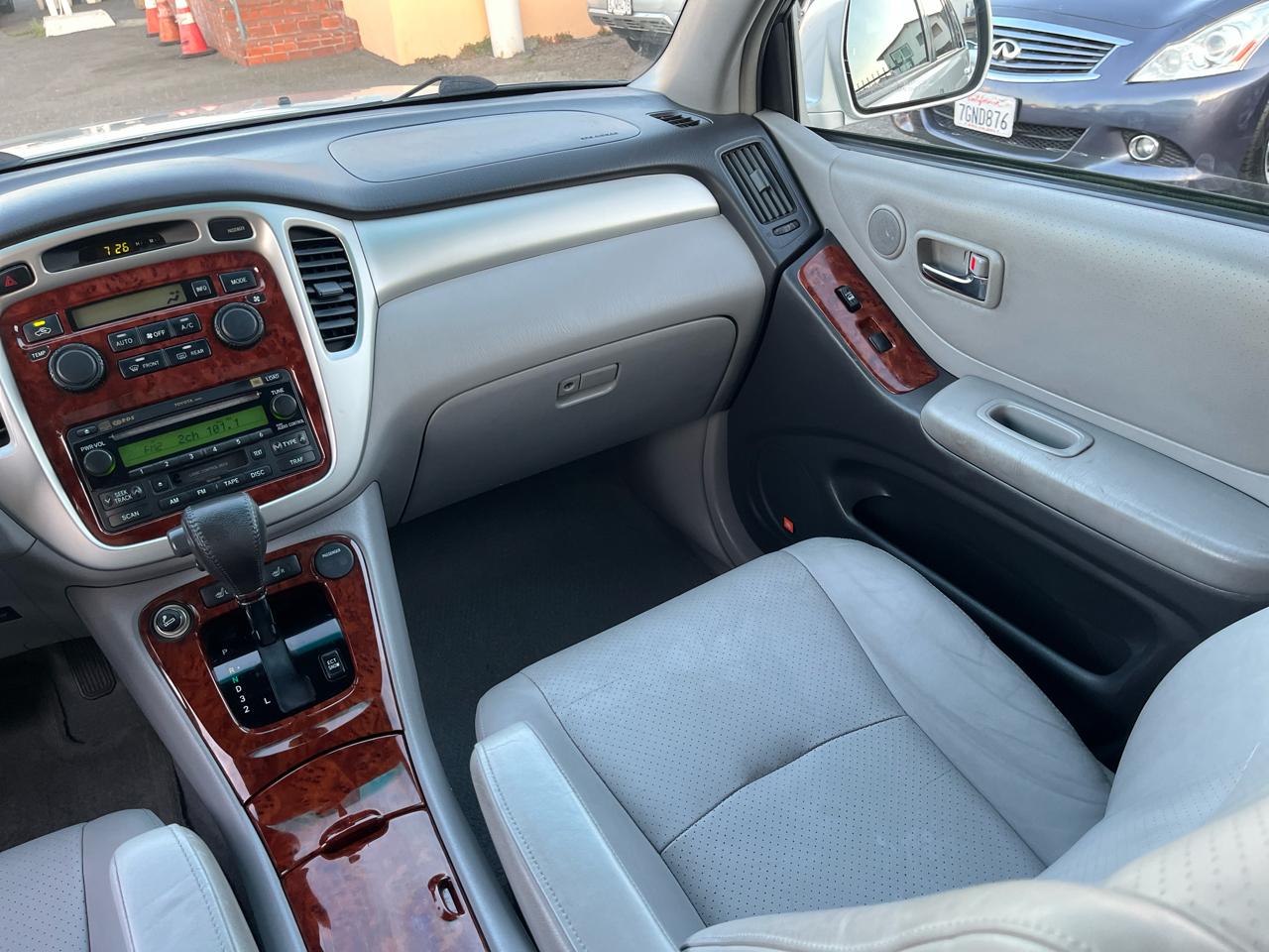 Toyota Highlander V6 2WD with 3rd-Row Seat 2005
