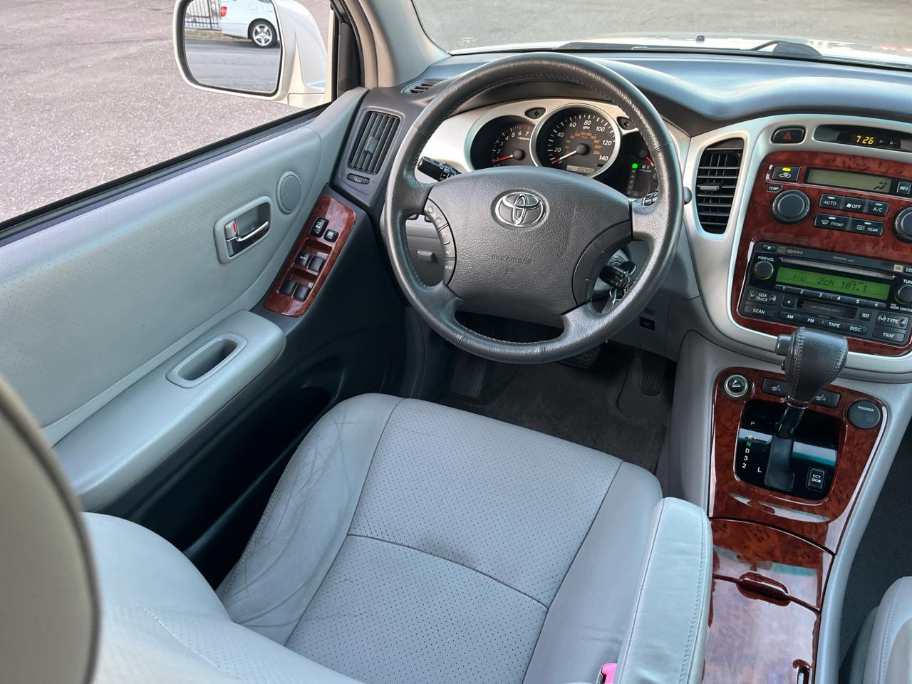 Toyota Highlander V6 2WD with 3rd-Row Seat 2005