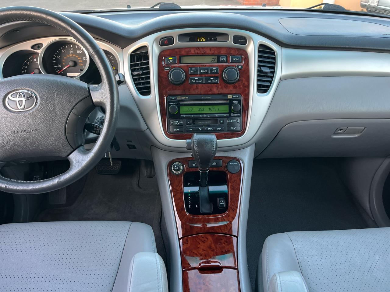 Toyota Highlander V6 2WD with 3rd-Row Seat 2005