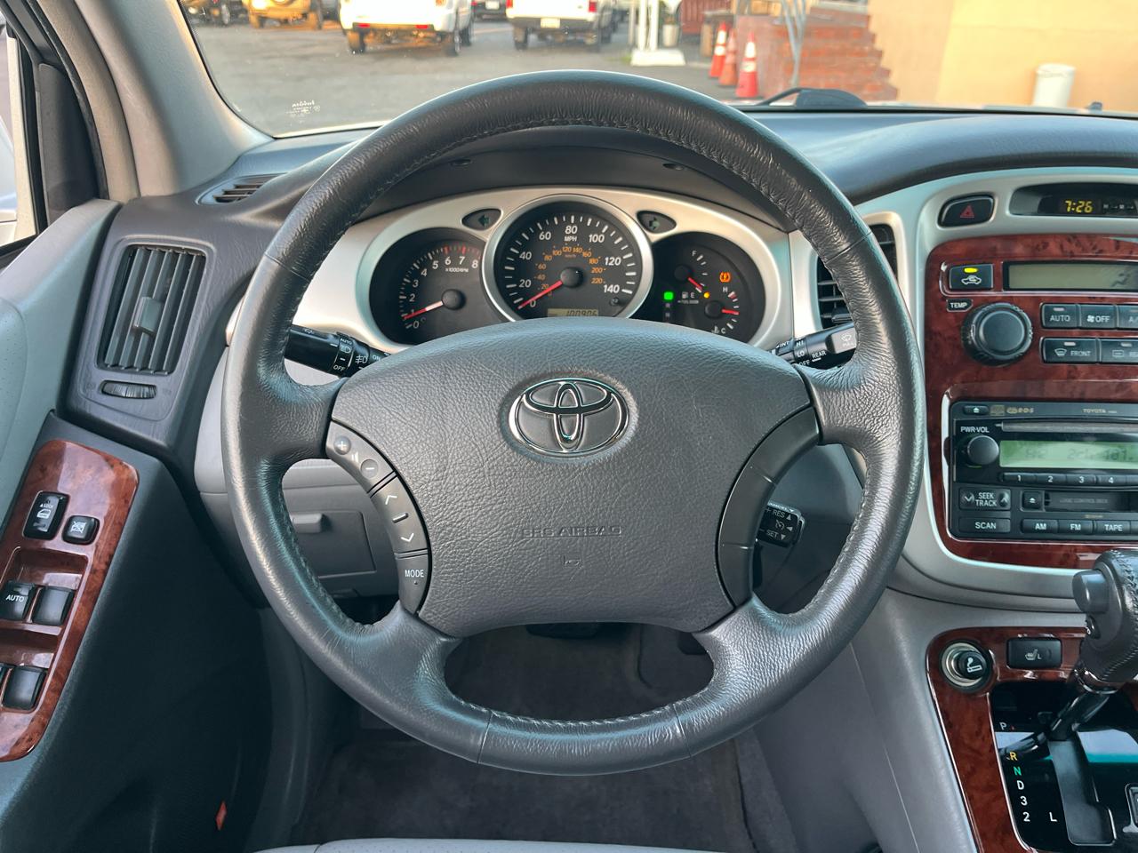 Toyota Highlander V6 2WD with 3rd-Row Seat 2005