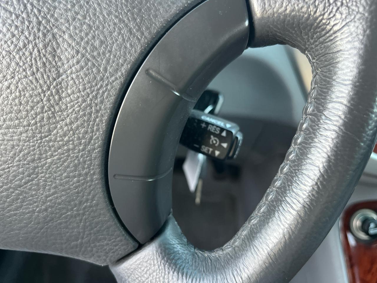 Toyota Highlander V6 2WD with 3rd-Row Seat 2005