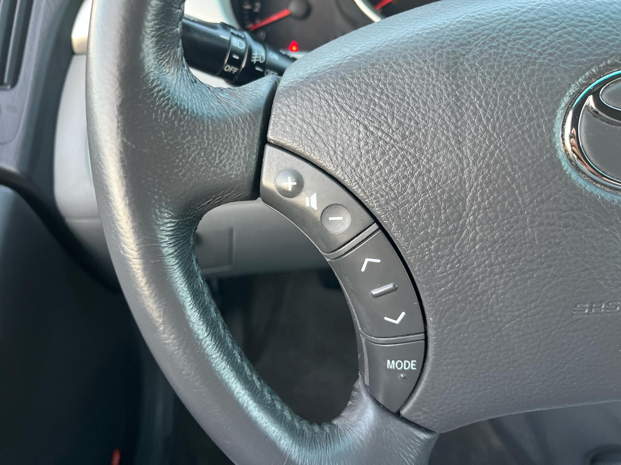 Toyota Highlander V6 2WD with 3rd-Row Seat 2005