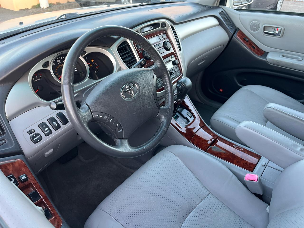 Toyota Highlander V6 2WD with 3rd-Row Seat 2005