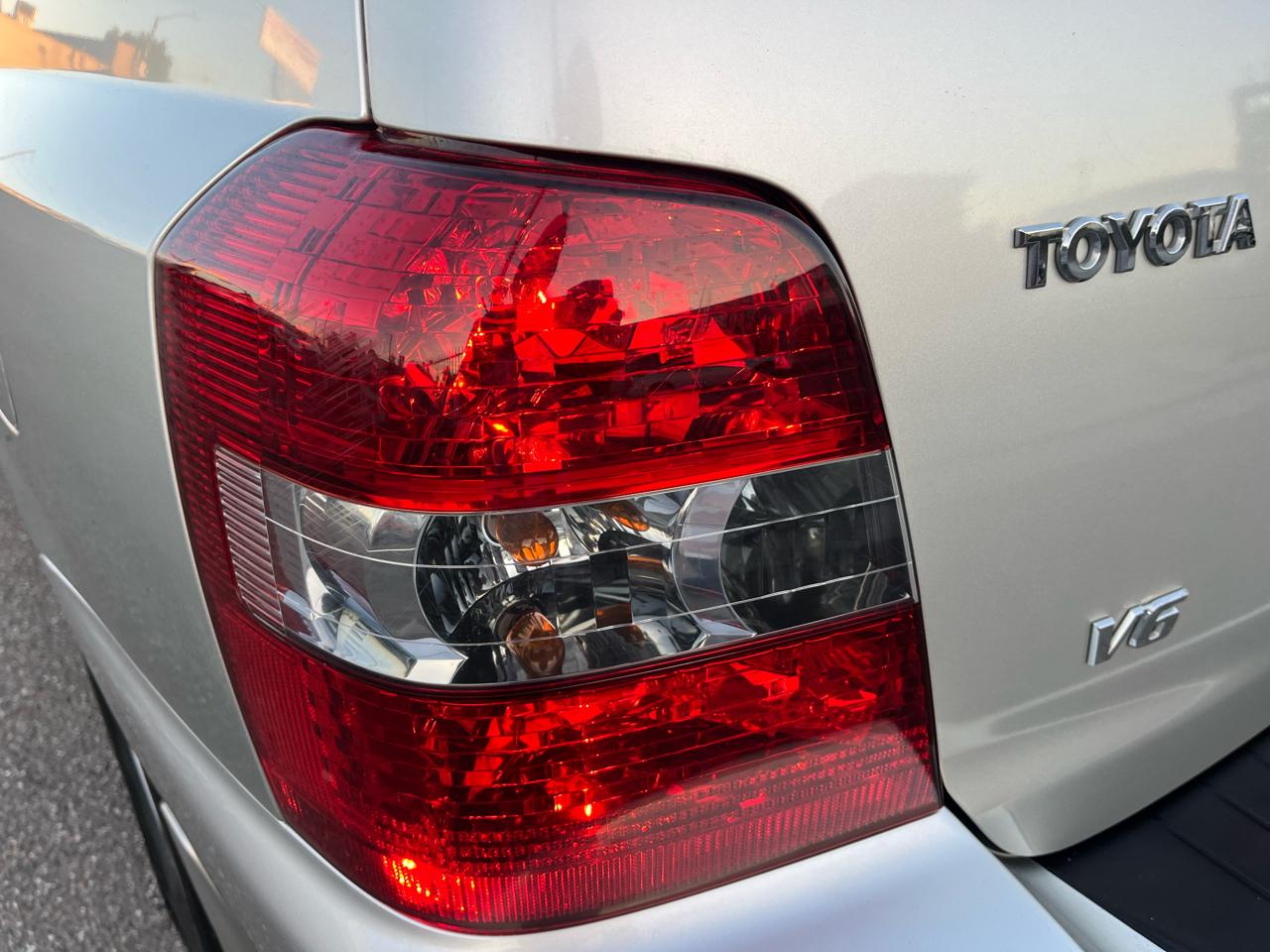 Toyota Highlander V6 2WD with 3rd-Row Seat 2005