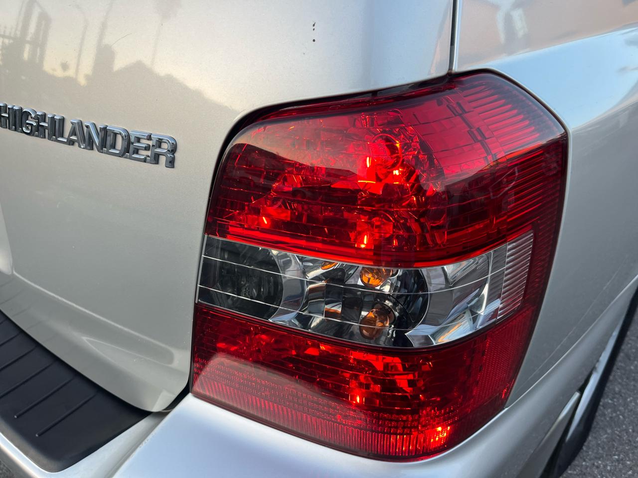 Toyota Highlander V6 2WD with 3rd-Row Seat 2005