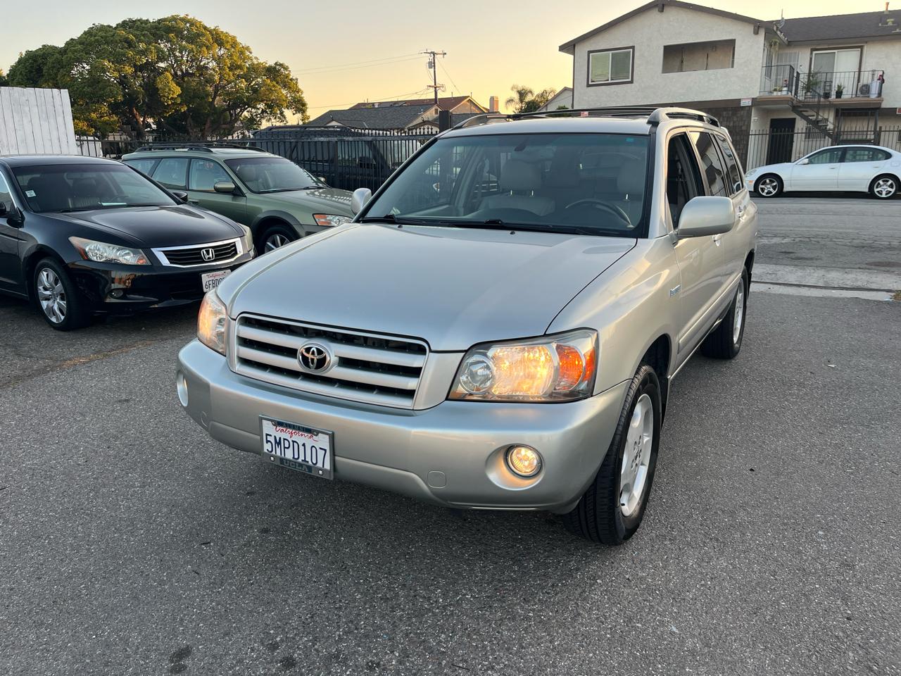 Toyota Highlander V6 2WD with 3rd-Row Seat 2005
