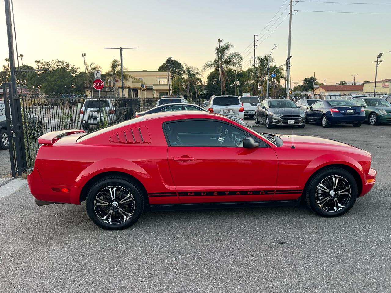 Ford Mustang V6 Deluxe Coupe 2005