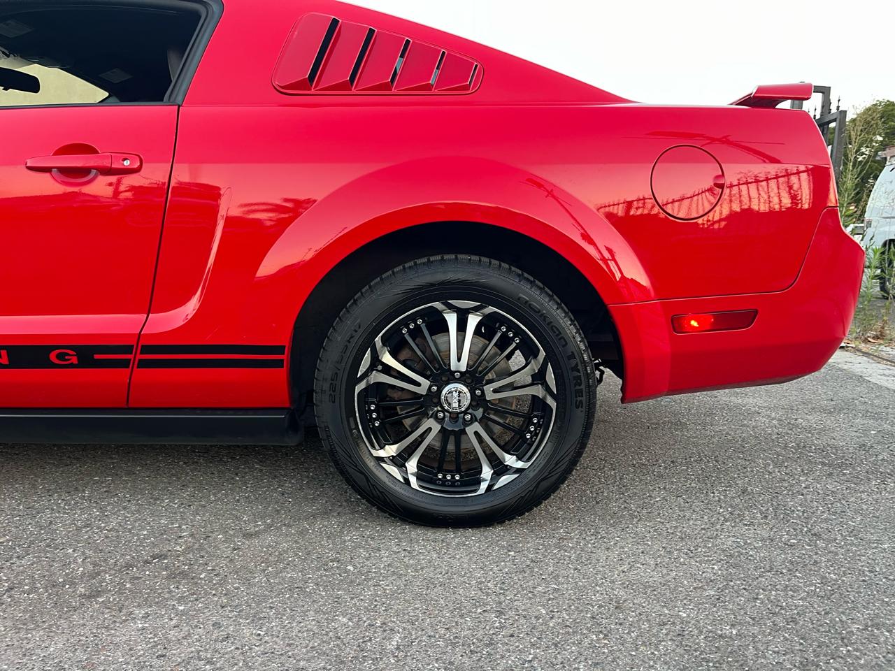 Ford Mustang V6 Deluxe Coupe 2005