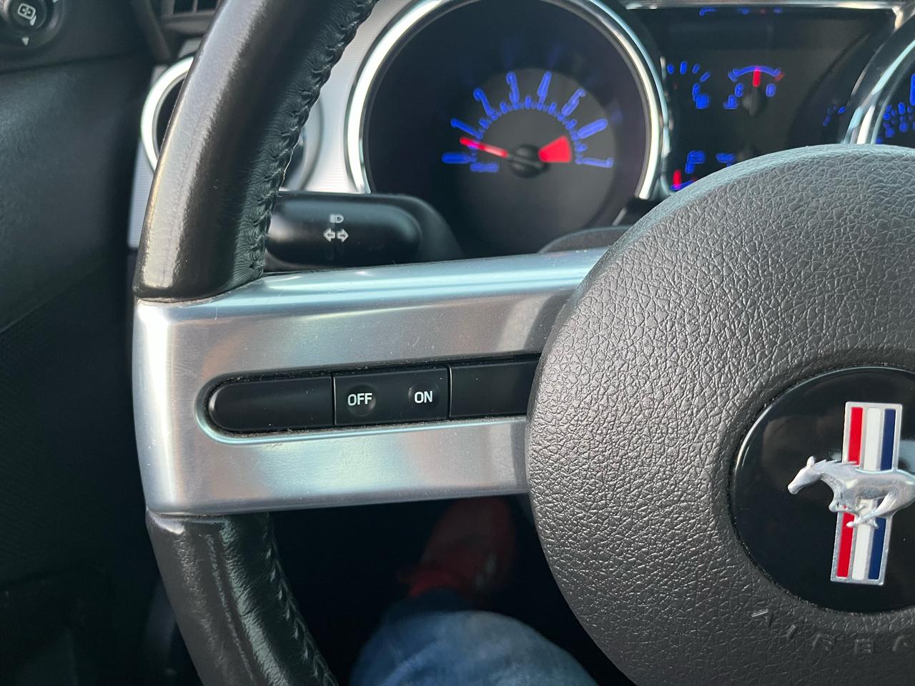 Ford Mustang V6 Deluxe Coupe 2005