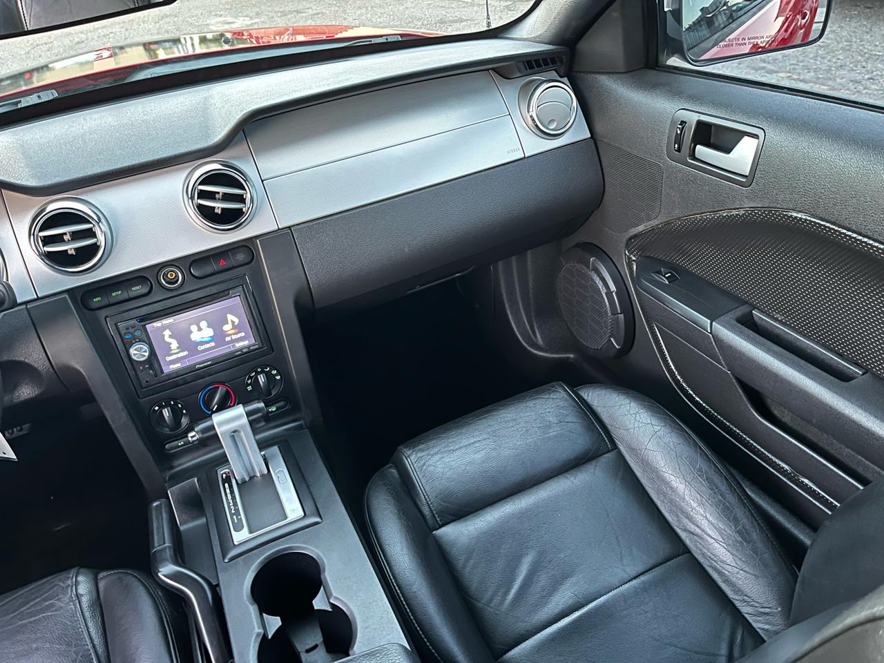 Ford Mustang V6 Deluxe Coupe 2005