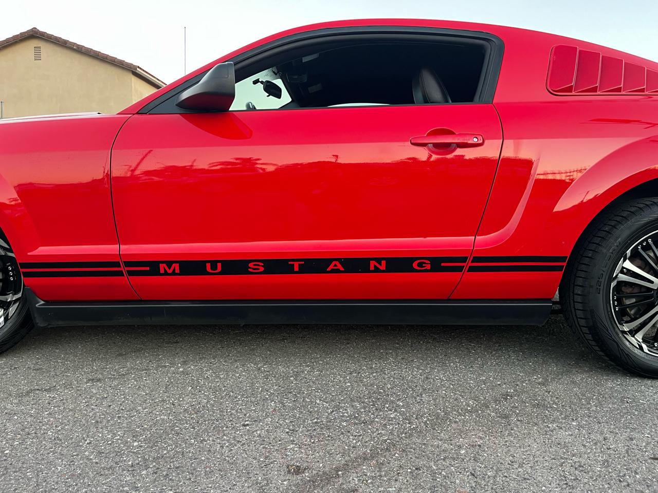 Ford Mustang V6 Deluxe Coupe 2005