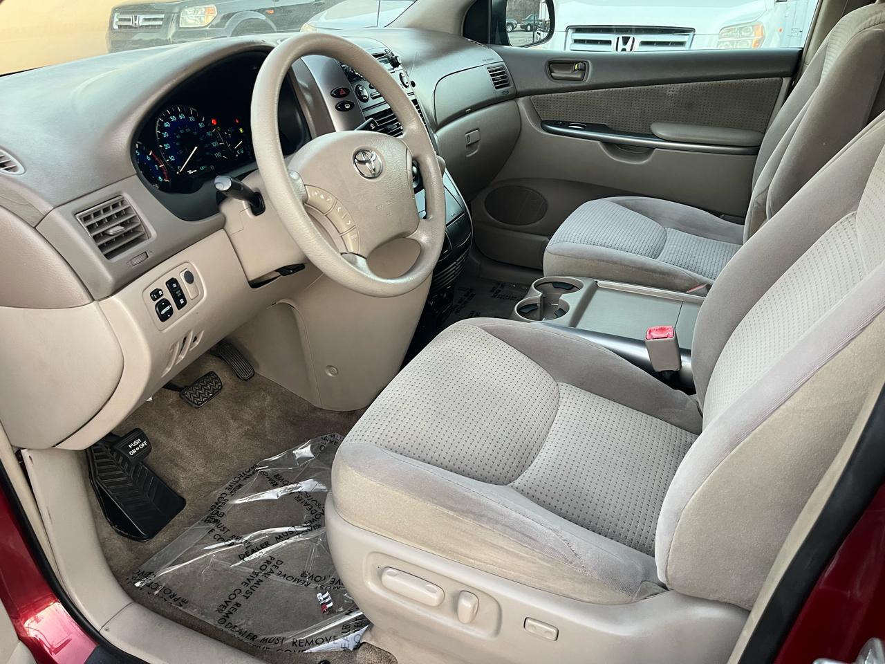Toyota Sienna LE 7-Passenger 2006