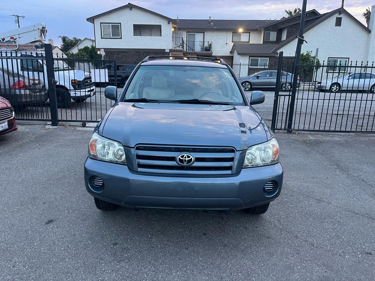 Toyota Highlander V6 2WD with 3rd-Row Seat 2005