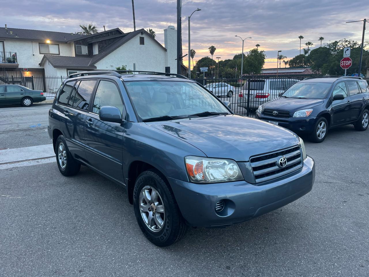 Toyota Highlander V6 2WD with 3rd-Row Seat 2005