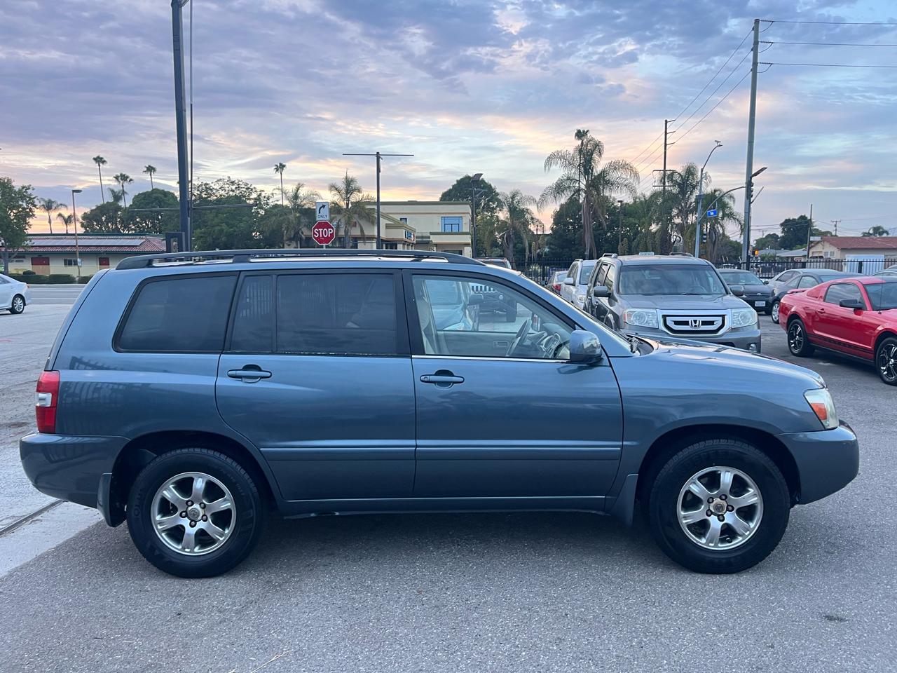 Toyota Highlander V6 2WD with 3rd-Row Seat 2005