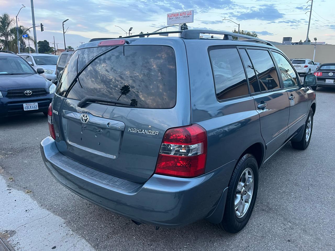 Toyota Highlander V6 2WD with 3rd-Row Seat 2005