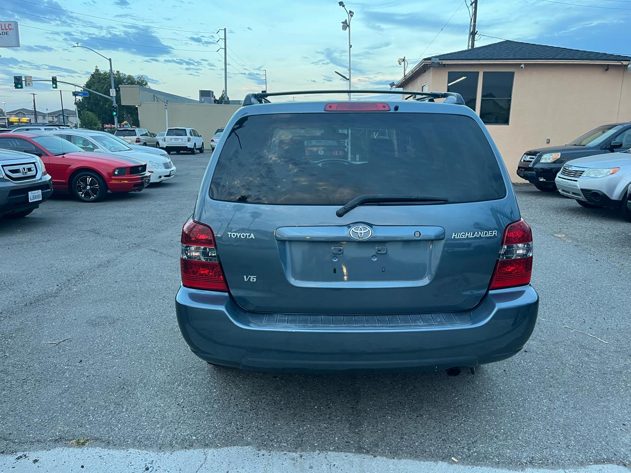 Toyota Highlander V6 2WD with 3rd-Row Seat 2005